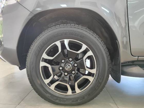 TOYOTA HILUX 2.8 D-4D TURBO DIESEL CD SRV 4X4 AUTOMÁTICO